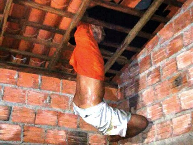 Ladrão fica entalado em teto ao tentar invadir casa em Campo Maior (Foto Polícia Militar)
